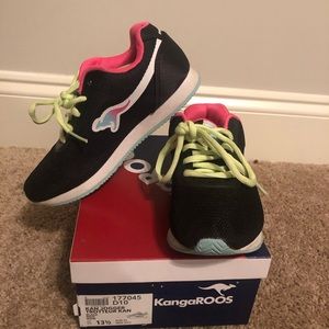Girls kangaroos sneakers. Size 13
